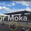 Steinmayr avea probleme cu motocicleta și a ridicat mâna pentru a le semnala, iar Rus a venit din spate și n-a mai putut evita impactul