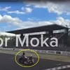 Steinmayr avea probleme cu motocicleta și a ridicat mâna pentru a le semnala, iar Rus a venit din spate și n-a mai putut evita impactul
