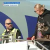 Haaland a coborât din avion cu un raton împăiat care ține o sticlă de băutură. Capturi X (1).jpg