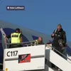 Haaland a coborât din avion cu un raton împăiat care ține o sticlă de băutură. Capturi X (2).jpg