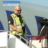 Haaland a coborât din avion cu un raton împăiat care ține o sticlă de băutură. Capturi X (1).jpeg
