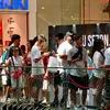 FCSB: fanii au blocat intrarea în magazin cu mai bine de o oră înainte de prezentarea noului echipament FOTO Vlad Nedelea