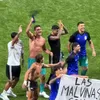 Bannerul politic afișat de Argentina la finalul meciului cu Anglia. Foto: captură X/@alimo_philip