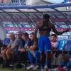 Steven Nsimba, criză de nervi în momentul în care a fost schimbat în U Craiova - UTA Arad 4-0 Foto captură video Digi Sport .jpeg
