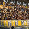Suporterii Petrolului au făcut spectacol în tribune înaintea meciului cu Dinamo, din prima etapă a sezonului 2025-2026. Foto: GOLAZO.ro