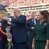 Donald Trump s-a infiltrat la sărbătoarea spaniolilor. Foto - captură Antena 1 (5).jpg