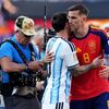 Messi, idolul Spaniei. Internaționalii iberici au mers să-l consoleze pe căpitanul Argentinei (foto: Imago)