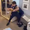 Doi fotbaliști au fost filmați în timp ce se băteau în cantonamentul unei reprezentative de juniori a Angliei/ Foto: captură ecran X jpeg