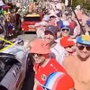 Einer Rubio a intrat în luneta mașinii și a fost nevoit să abandoneze dupa ce un spectator a cazut pe carosabil (4).jpg