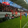 Momentul când un fan aruncă cu bere în Anzor, în Dinamo - Craiova. Foto: captură Prima Sport 1