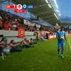 Momentul când un fan aruncă cu bere în Anzor, în Dinamo - Craiova. Foto: captură Prima Sport 1