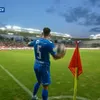Momentul când un fan aruncă cu bere în Anzor, în Dinamo - Craiova. Foto: captură Prima Sport 1