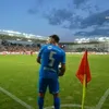 Momentul când un fan aruncă cu bere în Anzor, în Dinamo - Craiova. Foto: captură Prima Sport 1
