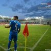 Momentul când un fan aruncă cu bere în Anzor, în Dinamo - Craiova. Foto: captură Prima Sport 1