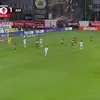 Faza care a dus la eliminarea lui Alexandru Pașcanu în meciul Botoșani - Rapid 1-1. Foto: Captură YouTube, @OrangeSportRomania