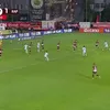 Faza care a dus la eliminarea lui Alexandru Pașcanu în meciul Botoșani - Rapid 1-1. Foto: Captură YouTube, @OrangeSportRomania