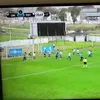O minge degajată în timpul partidei Uruguay Montevideo - Paysandu a provocat un accident rutier. Foto: captură tyscsports.com