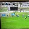 O minge degajată în timpul partidei Uruguay Montevideo - Paysandu a provocat un accident rutier. Foto: captură tyscsports.com