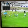 O minge degajată în timpul partidei Uruguay Montevideo - Paysandu a provocat un accident rutier. Foto: captură tyscsports.com