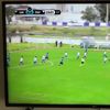 O minge degajată în timpul partidei Uruguay Montevideo - Paysandu a provocat un accident rutier. Foto: captură tyscsports.com