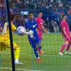 Chelsea - Johor Darul Ta'zim. Reggie Watson a țipat la adversarul său, care și-a dat autogol Foto captură Youtube Stadium Astro.jpeg