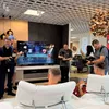 Vladan Bubanja și Denis Ciobotariu s-au jucat FIFA, înainte de conferință, în showroom-ul Mobexpert (foto: Iosif Popescu/GOLAZO.ro)