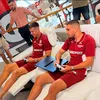 Vladan Bubanja și Denis Ciobotariu s-au jucat FIFA, înainte de conferință, în showroom-ul Mobexpert (foto: Iosif Popescu/GOLAZO.ro)