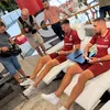Vladan Bubanja și Denis Ciobotariu s-au jucat FIFA, înainte de conferință, în showroom-ul Mobexpert (foto: Iosif Popescu/GOLAZO.ro)