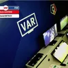 Sorin Costreie cu tigara electronica in camera VAR la FC Argeș - Farul. Capturi Prima Sport (2).jpg