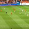 Pasa de gol a lui Nicolae Stanciu în Yunnan Yukun - Dalian Yingbo Foto captură Youtube .jpg