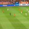 Pasa de gol a lui Nicolae Stanciu în Yunnan Yukun - Dalian Yingbo Foto captură Youtube .jpg