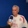 Jose Mourinho, surprins cu ochiul învinețit în timpul meciului cu Schalke. Foto: captură X
