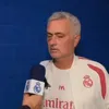 Jose Mourinho, surprins cu ochiul învinețit în timpul meciului cu Schalke. Foto: captură X