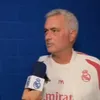 Jose Mourinho, surprins cu ochiul învinețit în timpul meciului cu Schalke. Foto: captură X