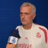 Jose Mourinho, surprins cu ochiul învinețit în timpul meciului cu Schalke. Foto: captură X