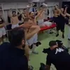 Adrian Bardhi , patronul celor de la Dinamo Tirana, a intrat cu o pungă cu bani în vestiarul echipei și a vărsat-o în fața jucătorilor FOTO X .jpeg