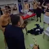Adrian Bardhi , patronul celor de la Dinamo Tirana, a intrat cu o pungă cu bani în vestiarul echipei și a vărsat-o în fața jucătorilor FOTO X.jpeg