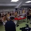 Adrian Bardhi , patronul celor de la Dinamo Tirana, a intrat cu o pungă cu bani în vestiarul echipei și a vărsat-o în fața jucătorilor FOTO X .jpeg