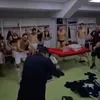 Adrian Bardhi , patronul celor de la Dinamo Tirana, a intrat cu o pungă cu bani în vestiarul echipei și a vărsat-o în fața jucătorilor FOTO X .jpeg