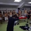 Adrian Bardhi , patronul celor de la Dinamo Tirana, a intrat cu o pungă cu bani în vestiarul echipei și a vărsat-o în fața jucătorilor FOTO X .jpeg