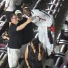 Alona Barkat, patroana lui Hapoel Beer-Sheva, și Arnold Garita după meciul cu Sabah