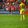 Se vede starea destul de rea a terenului de pe stadionul Rapid în timpul jocului Hapoel-Sabah, în play-off-ul Ligii