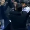 Giuliano Simeone, copil de mingi, în brațele tatălui său, Diego Simeone