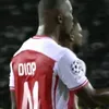 Fundașul Diop (Beer-Sheva) a degajat mingea în tribune, deși ieșise un metru în afara terenului. Primul cartonaș