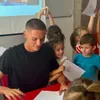 David Popovici, alături de copii în cadrul programului „Vacanță la Dinamo”. Foto: Instagram/CS Dinamo