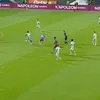 Dennis Politic s-a accidentat în timpul meciului FCSB - UTA 1-3 (FOTO: captură Prima Sport 1)