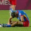 Dennis Politic s-a accidentat în timpul meciului FCSB - UTA 1-3 (FOTO: captură Prima Sport 1)