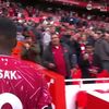 Momentul în care un adult îi smulge unui copil tricoul oferit de Alexander Isak. Foto: captură X / @TheBelgianCule