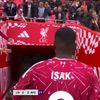 Momentul în care un adult îi smulge unui copil tricoul oferit de Alexander Isak. Foto: captură X / @TheBelgianCule