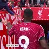 Momentul în care un adult îi smulge unui copil tricoul oferit de Alexander Isak. Foto: captură X / @TheBelgianCule